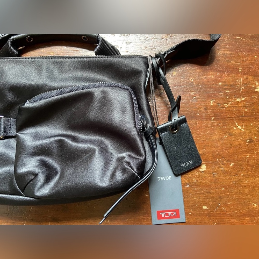 Tumi Hazel Crossbody Devoe Collection in Black with Gunmetal Hardware - Picture 3 of 11